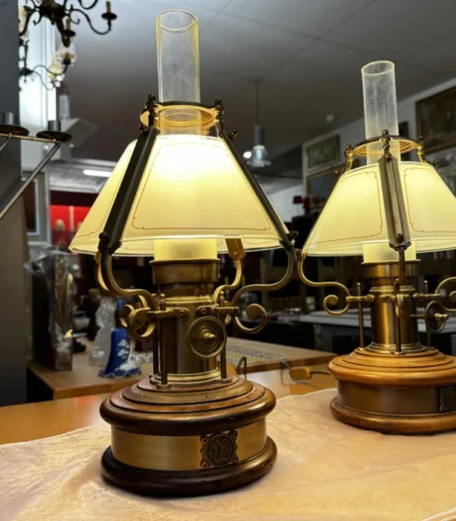 Wunderschöne antike Tischlampen aus Nussbaum und Messing