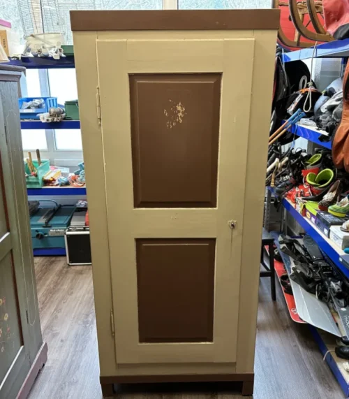 Antiker Bauernschrank mit Malerei