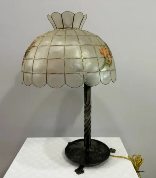 Antike Tischlampe im Tiffany Stil