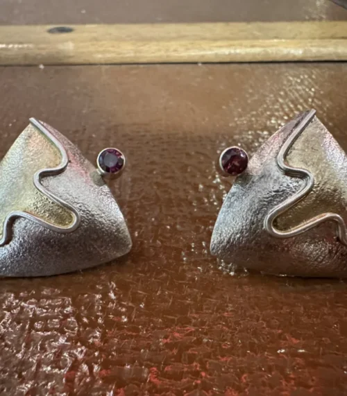 Silberohrringe mit granatfarbigem Edelstein - Elegantes, kunstvolles Design