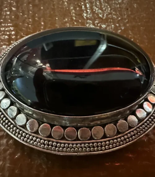 Silberbrosche mit Onyx – Eleganz in zeitlosem Design