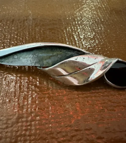 Schwarzer Onyx in Silberfassung - Stilvolle Brosche