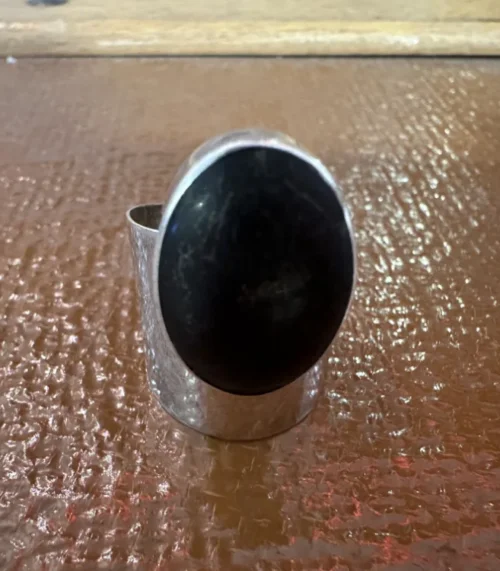 Massiver Silberring mit ovalem Onyx - Ausdrucksstark und stilvoll