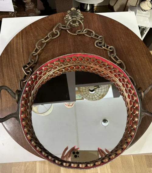 Antiker Wandspiegel an einer Eisenkette