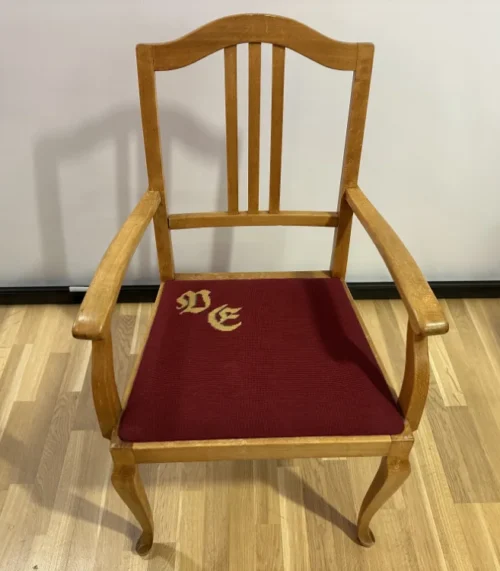 Antiker Biedermeier / Louis Philippe Armlehnen Stuhl mit rotem Gobelinbezug