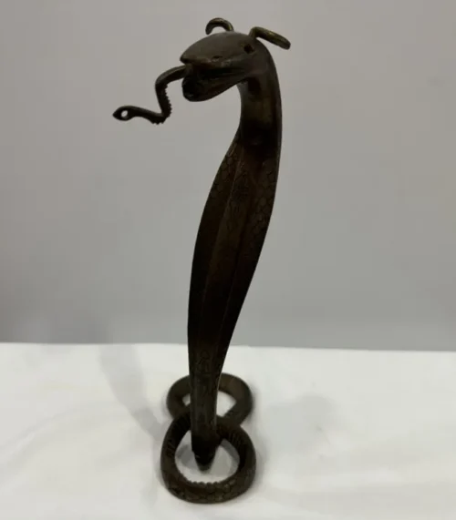 Antike Bronze Staute / Taschenuhrhalter eines drachenartigen Schlangengeschöpfes