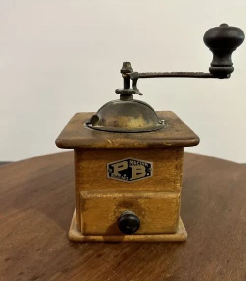 Antike Kaffeemühle von P.B. Macina Acciaio