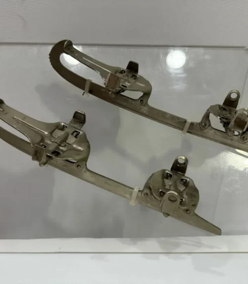 Hudora Eislaufschule auf einem Brett geschmückt