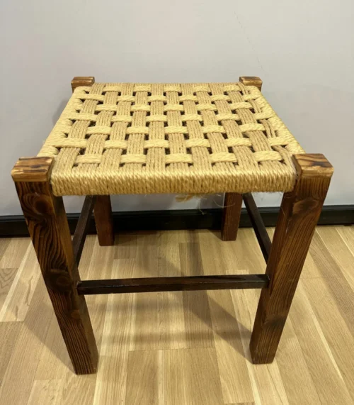 Vintage-Hocker mit geflochtener Oberfläche