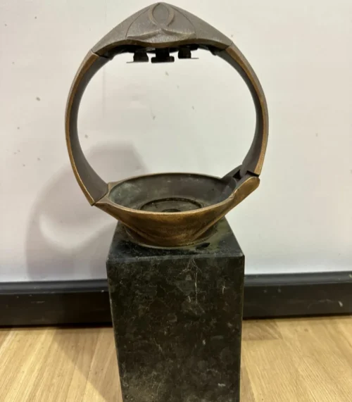 Bronzefigur mit schwarzem Marmorsockel als Kerzenständer