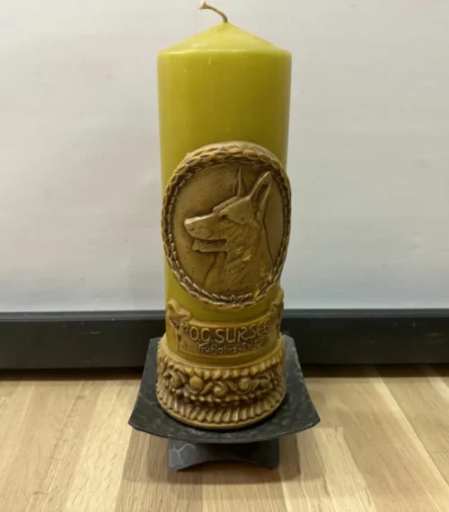 Handgefertigte Kerze verziert mit einem ansprechenden Fuchsmotiv