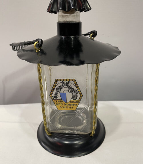 Antike Schnapsflasche in Laternen