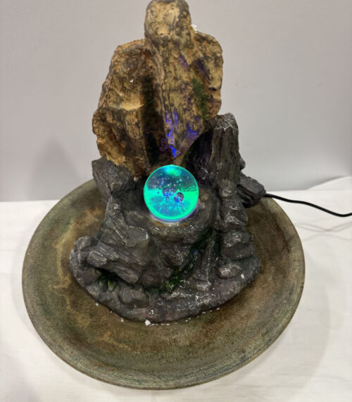 Zimmerbrunnen mit einer leuchtenden Kugel