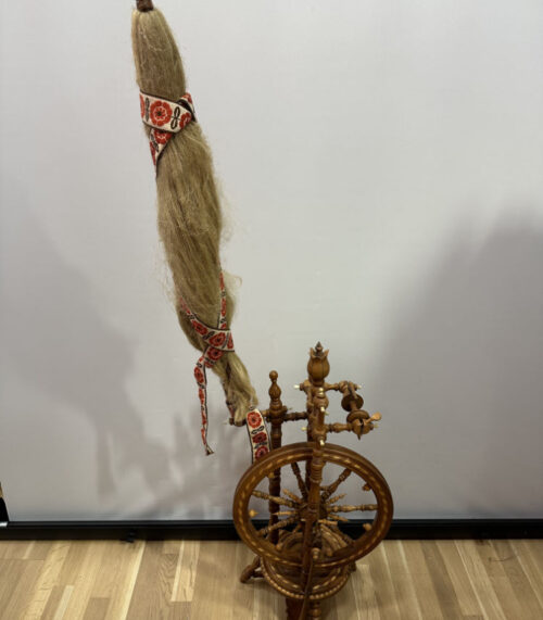 Antikes Spinnrad mit Intarsien und Nussbaumholz