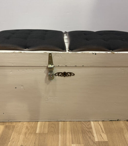 Shabby chic Truhe / Sitzmöbel mit Eisendetails