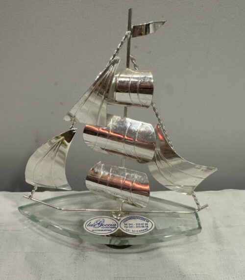 Segelschiff mit Silber Details und Messing Sockel