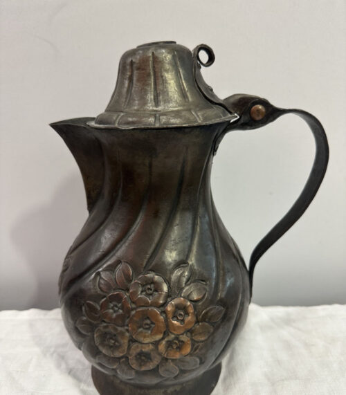 Krug aus Kupfer mit Blumenmotiv