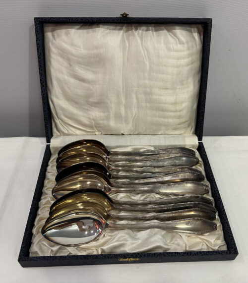 12- Versilberte Suppenlöffel in einer Schatulle