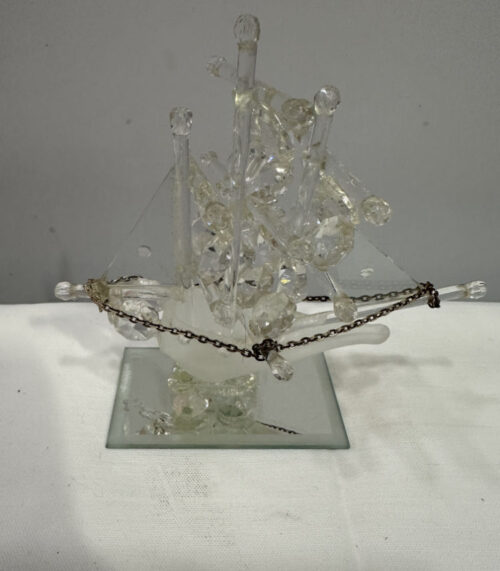 Segelschiff mit kristallsteine von La Goccia