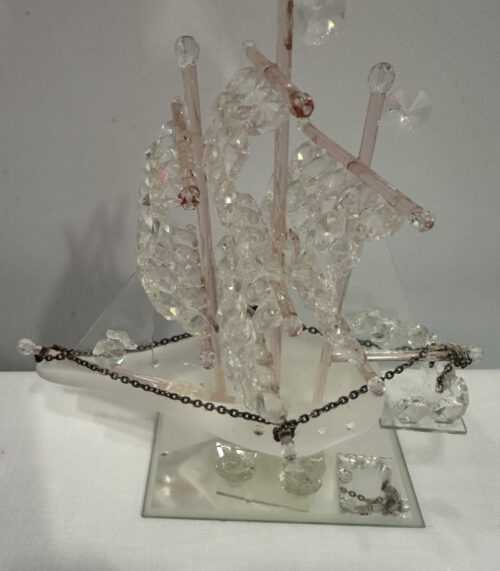 Das rosafarbene Segelschiff mit Kristallsteinen