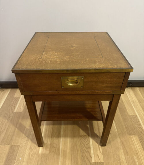 Vintage Englischer Beistelltisch von Reprodux mit hellem Leder