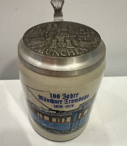 Bierkrug "Münchner Trambahn Jubiläum 1876 - 1976" mit Zinndeckel (0,5 L)