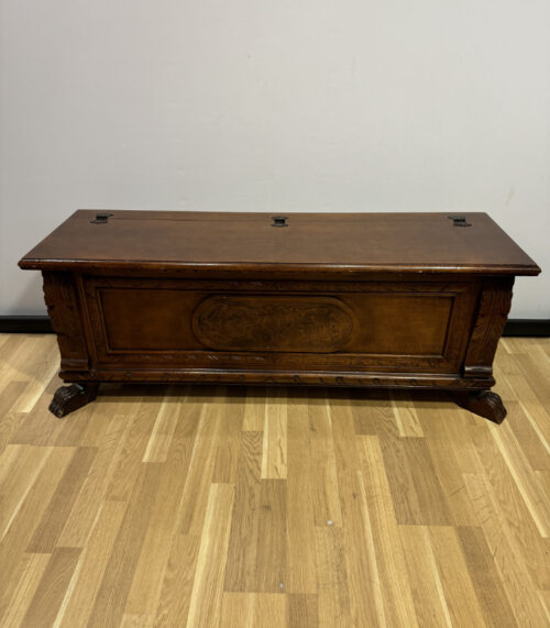 Elegante Vintage-Truhe mit Schnitzereien