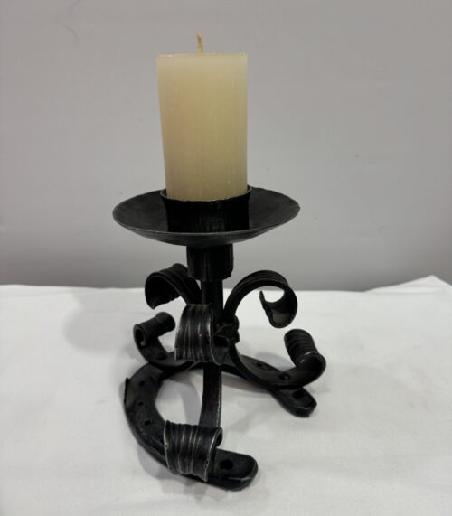 Rustikaler Kerzenhalter aus Eisen mit Hufeisen-Untergestell