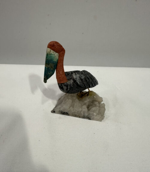 Pelikan aus Edelsteinen auf einem Bergkristallsockel mit höhe 9 cm