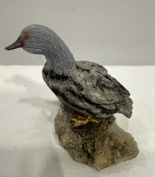 Vogel aus Zebra-Jaspis und Sodalith auf einem Bergkristallsockel