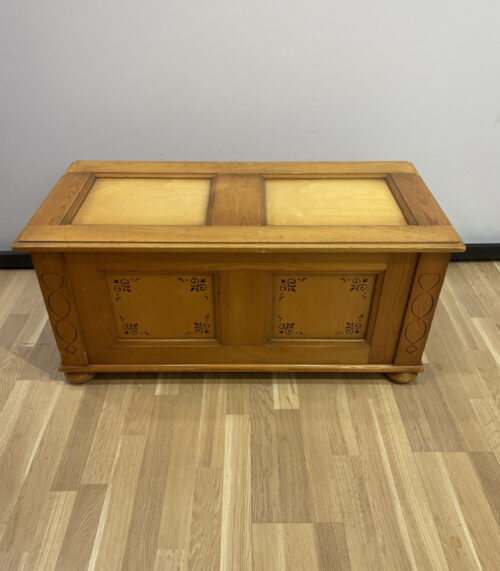 Truhe aus Tannenholz mit Verzierungen