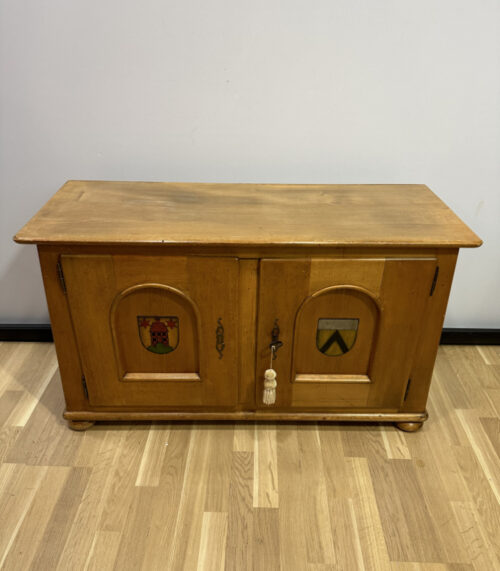 Anrichte / Sideboard aus Nussbaumholz mit dekorativen Wappen
