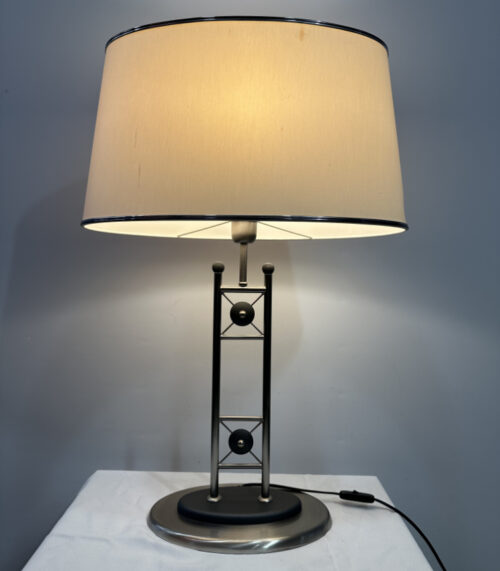 Elegante Tischleuchte im modernen Design