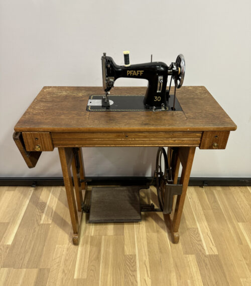 Antike Pfaff 30 Nähmaschine im stilvollen Holzschrank