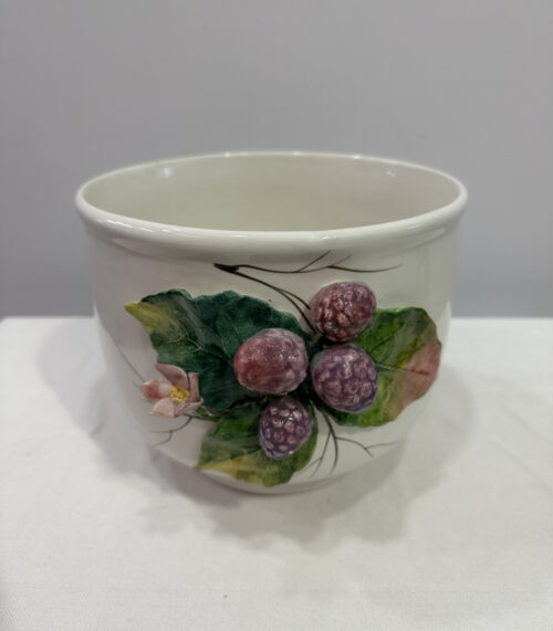 Italienischer Blumentopf von Bassano mit 3D Beerenmotiv Handgefertigt