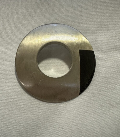 Silberbrosche im modernen Kreisdesign