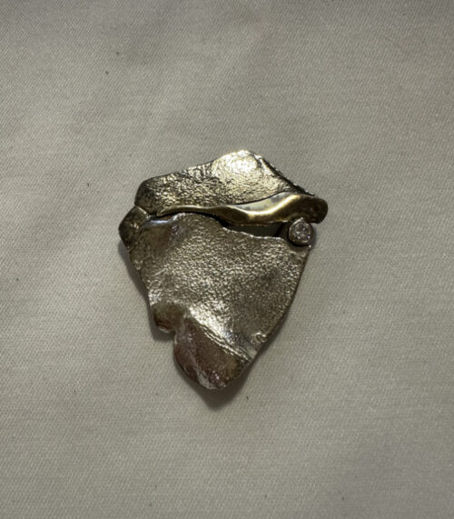 Abstrakte Vintage-Brosche mit Struktur und Zirkonia