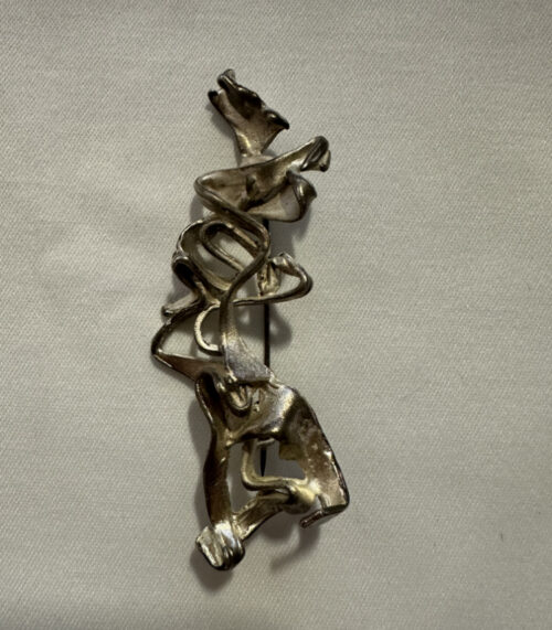 Einzigartige Silberbrosche - Künstlerisches Design mit abstrakter Form