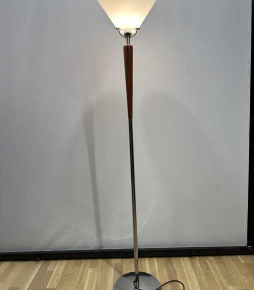 Elegante Vintage Stehlampe mit Holz- und Chromdetails