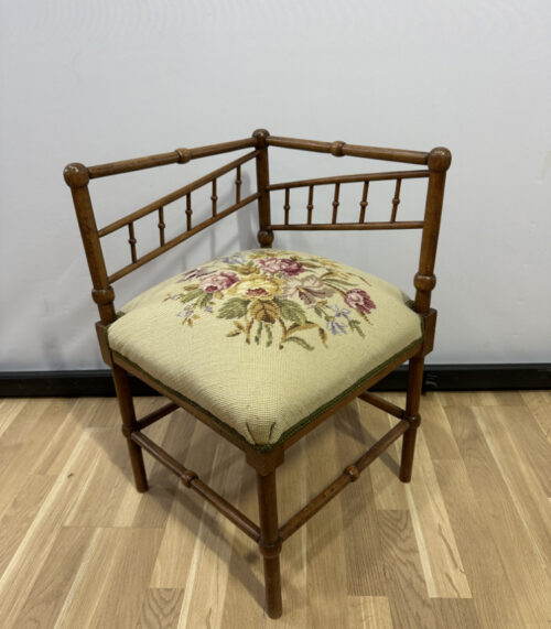 Antiker Eckstuhl mit filigranen Holzverzierungen und Gobelin-Sitzfläche