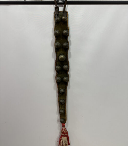 Antiker Trychelriemen mit Schellen - Schweizer Viehschmuck aus Leder und Metall