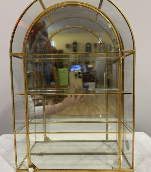 Vitrine aus Glas mit Qualitätsvergoldung – Wandvitrine mit Spiegelrückwand