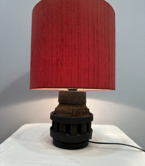 Tischleuchte mit antikem Radnabensockel und rotem Stoffschirm