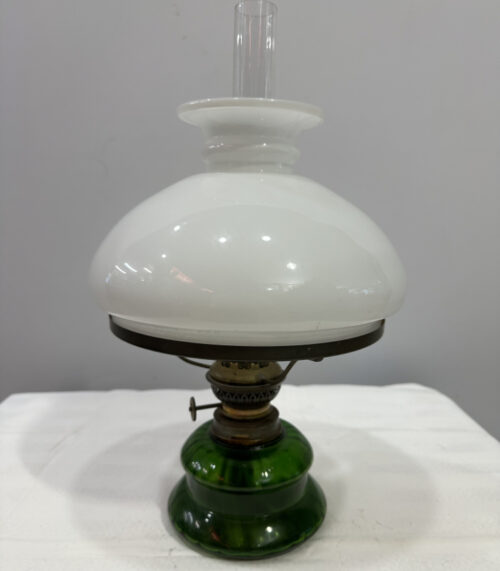 Antike Petroleumlaterne mit grünem Glasfuss und weissem Opalglas-Schirm