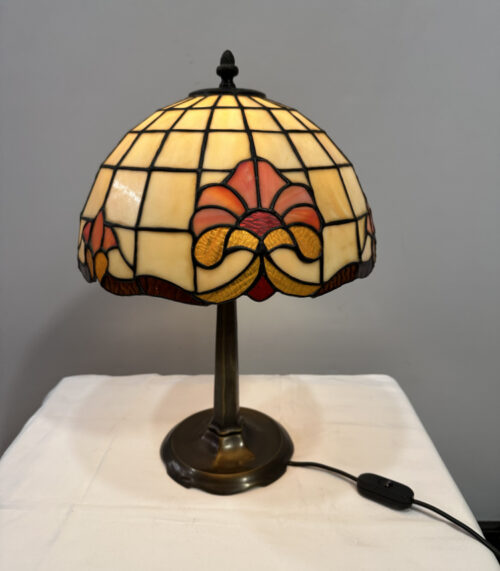 Tischlampe im Tiffany-Stil mit floraler Glaskuppel und Bronzefuss
