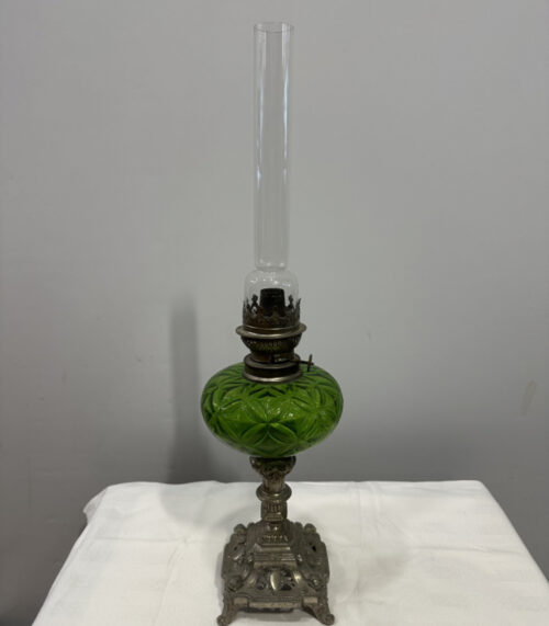 Antike Petroleumlampe mit grünem Glas und reich verziertem Fuss