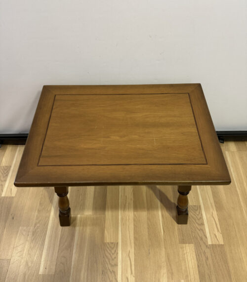 Vintage Beistelltisch aus Massivholz – gedrechselte Beine und klassische Form