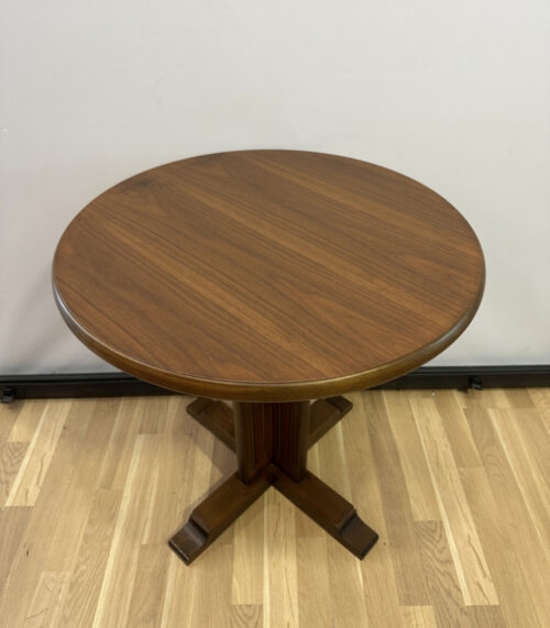 Runder Vintage Tisch aus Massivholz – mit stabilem Kreuzfuss und 65 cm hoch