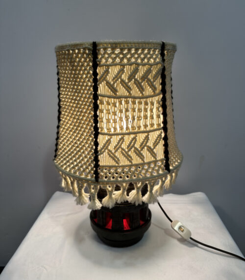 Vintage Tischlampe mit Makramee-Schirm – auf antiker Radnabe mit rotem Leuchteffekt