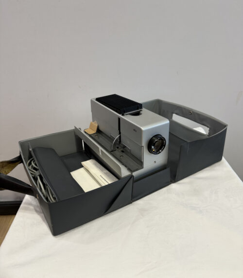 Braun Kleinbildprojektor D 46 – ikonisches Designobjekt der 1960er-Jahre